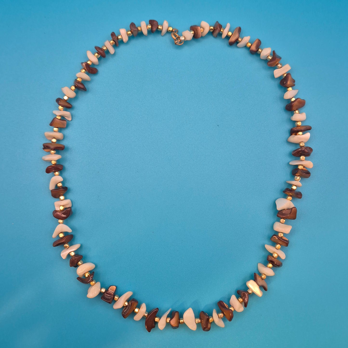 Vintage Muschel-Kette mit braunen Akzenten und Gold-Details