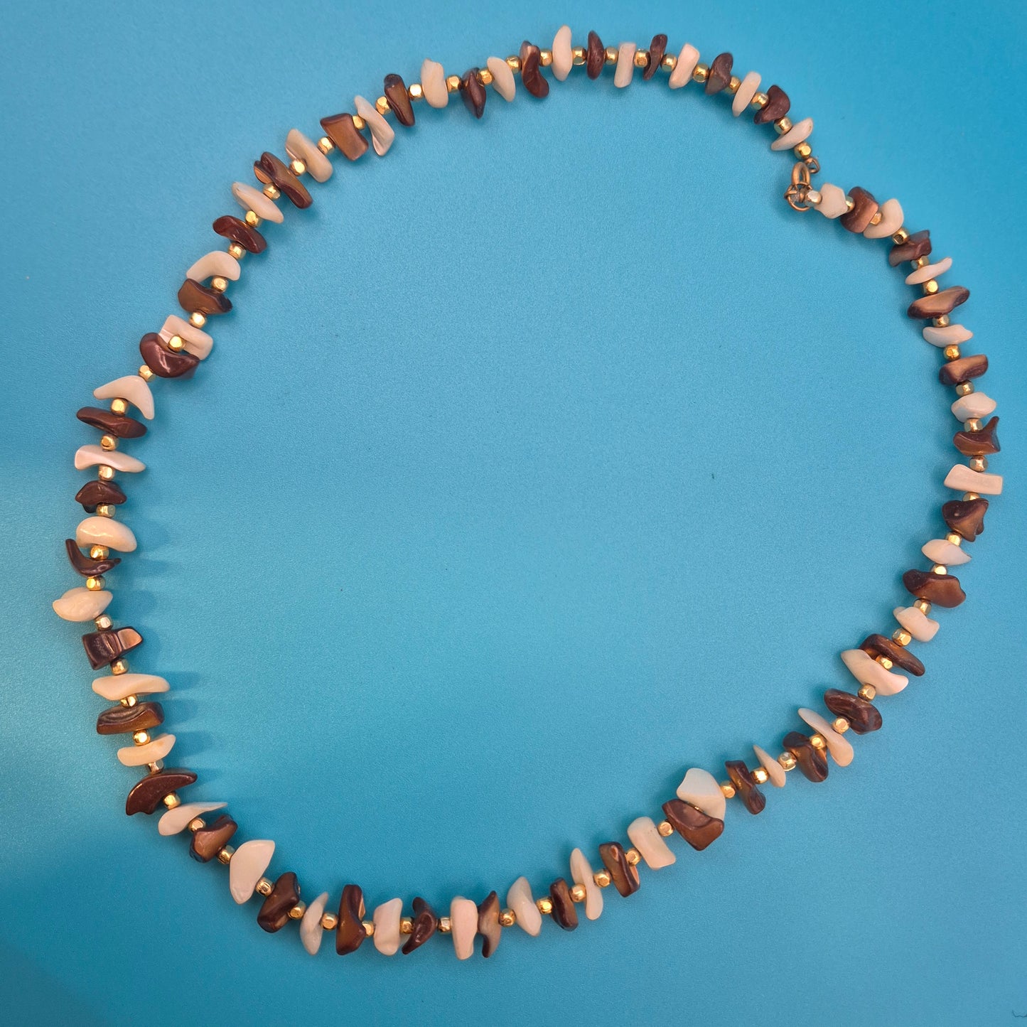 Vintage Muschel-Kette mit braunen Akzenten und Gold-Details