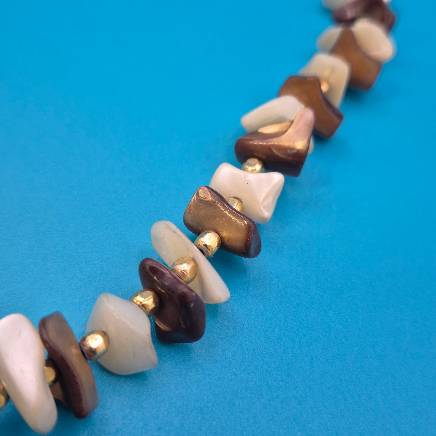 Vintage Muschel-Kette mit braunen Akzenten und Gold-Details