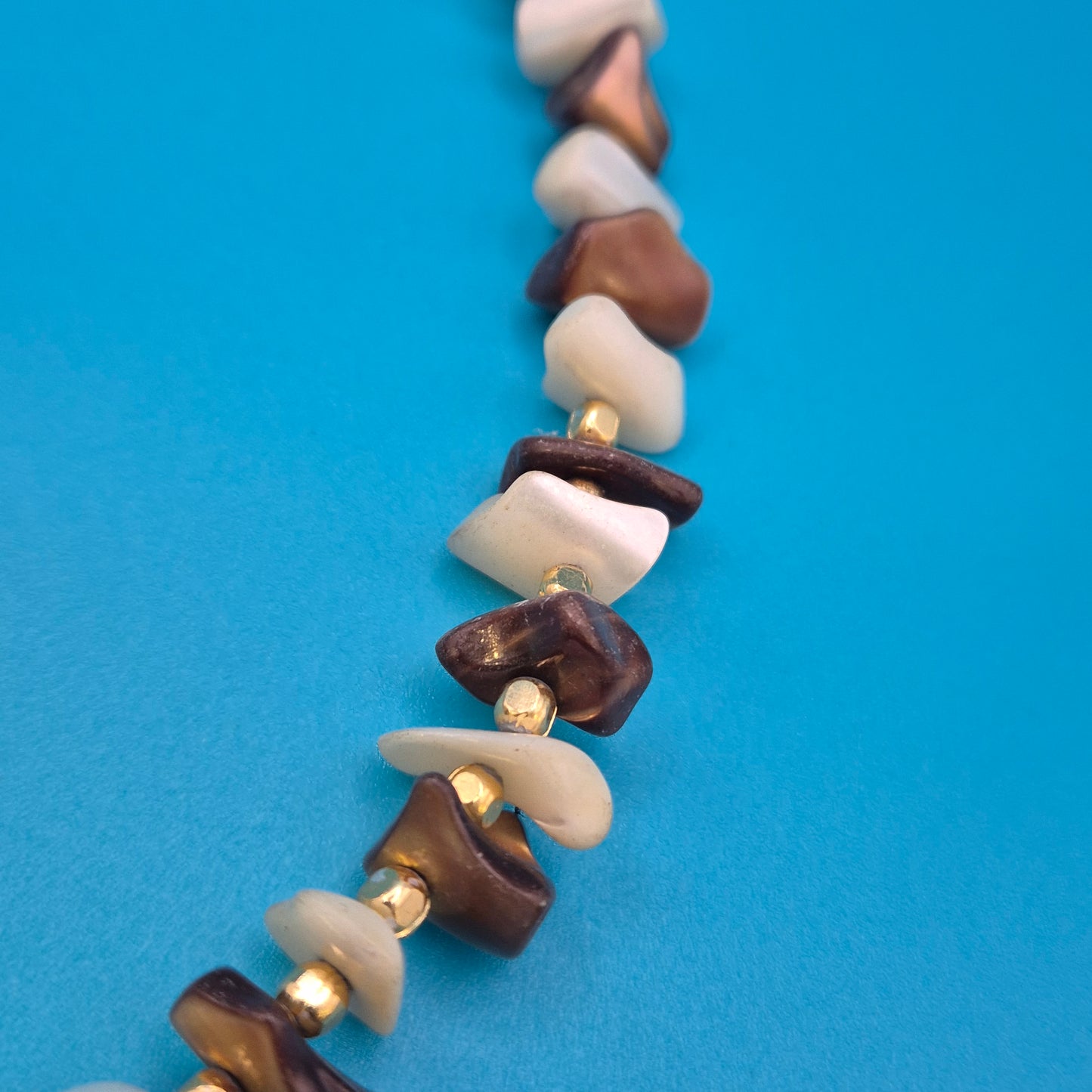Vintage Muschel-Kette mit braunen Akzenten und Gold-Details