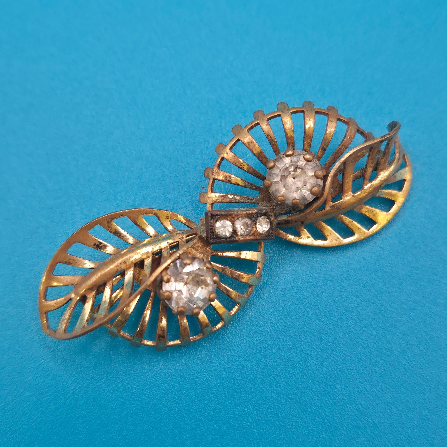 Vintage Art Deco Stil Brosche in Goldoptik mit geschliffenen Zirkonia-Steinen