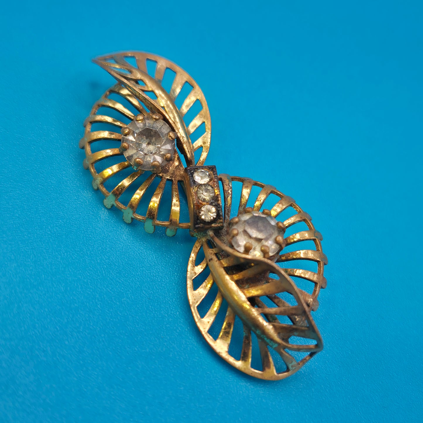 Vintage Art Deco Stil Brosche in Goldoptik mit geschliffenen Zirkonia-Steinen