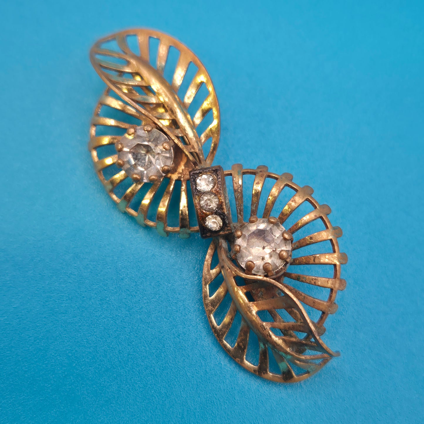 Vintage Art Deco Stil Brosche in Goldoptik mit geschliffenen Zirkonia-Steinen