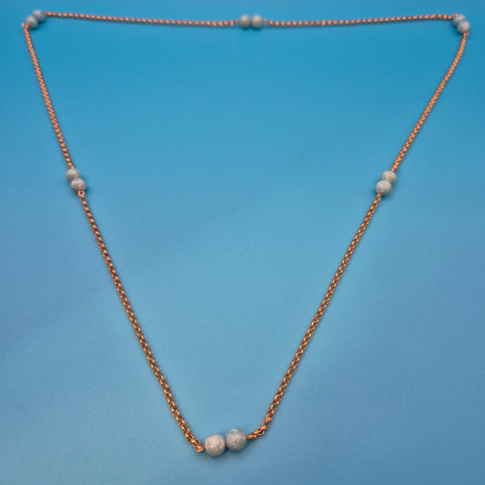 Vintage Goldfarbene Kette mit hellblauen Sprenkel-Perlen-Akzenten