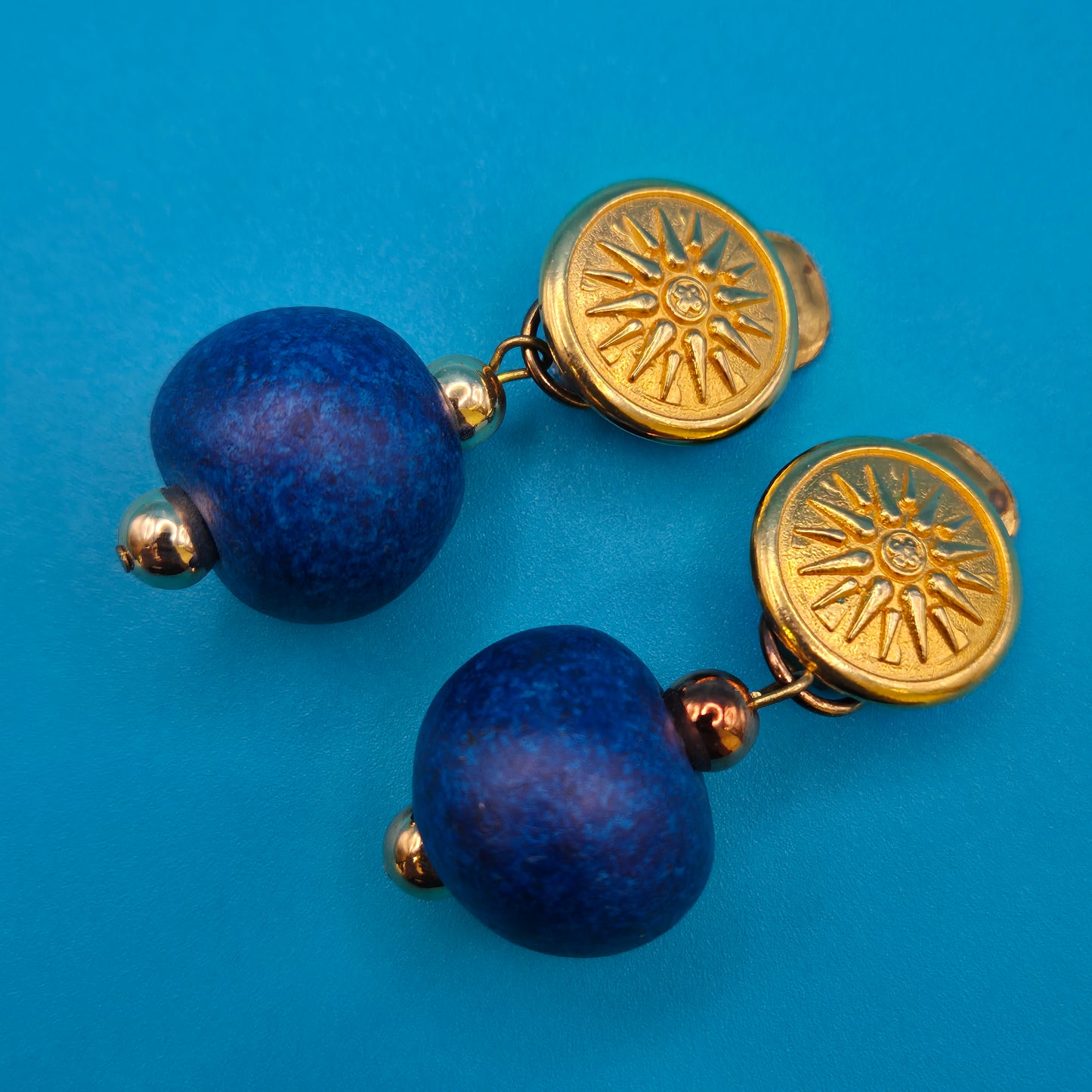 Vintage Ohrclips mit goldfarbenem Sonnen-Motiv und blauen Perlen