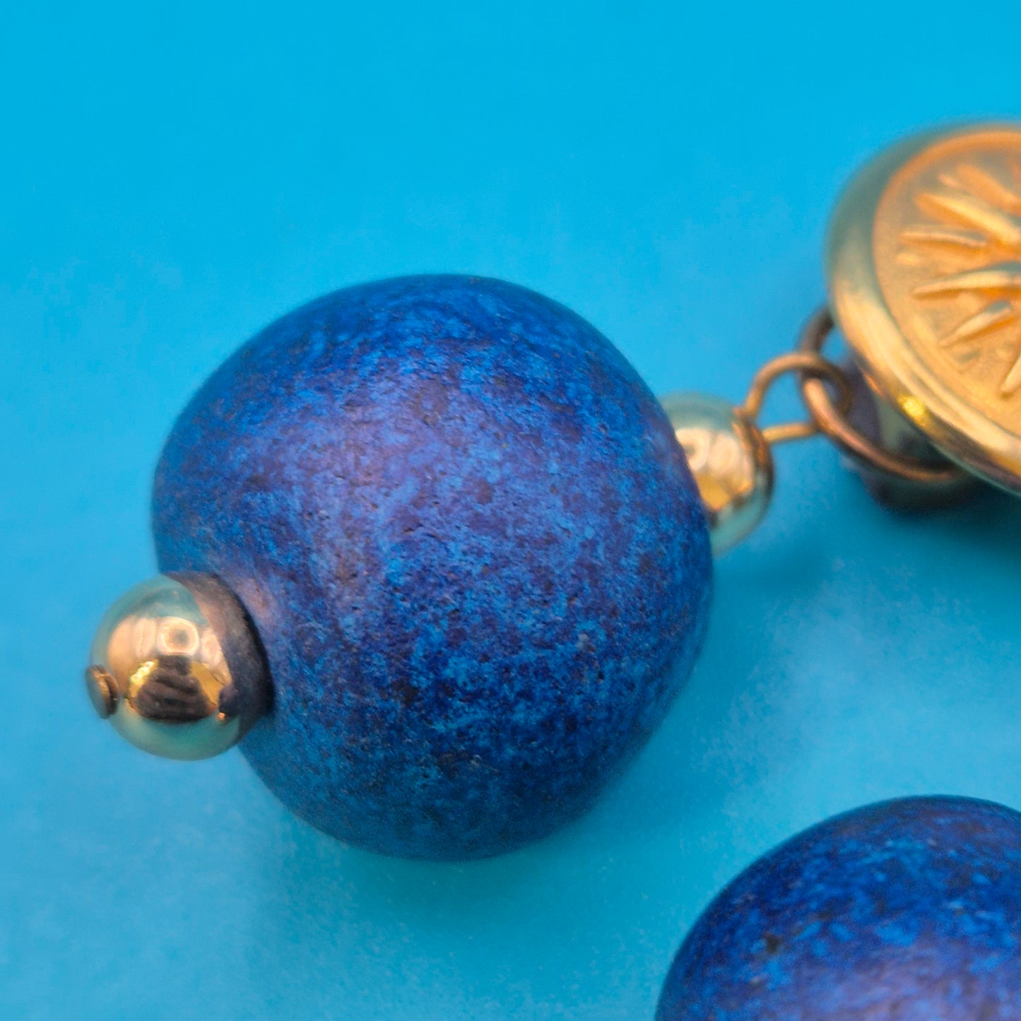 Vintage Ohrclips mit goldfarbenem Sonnen-Motiv und blauen Perlen
