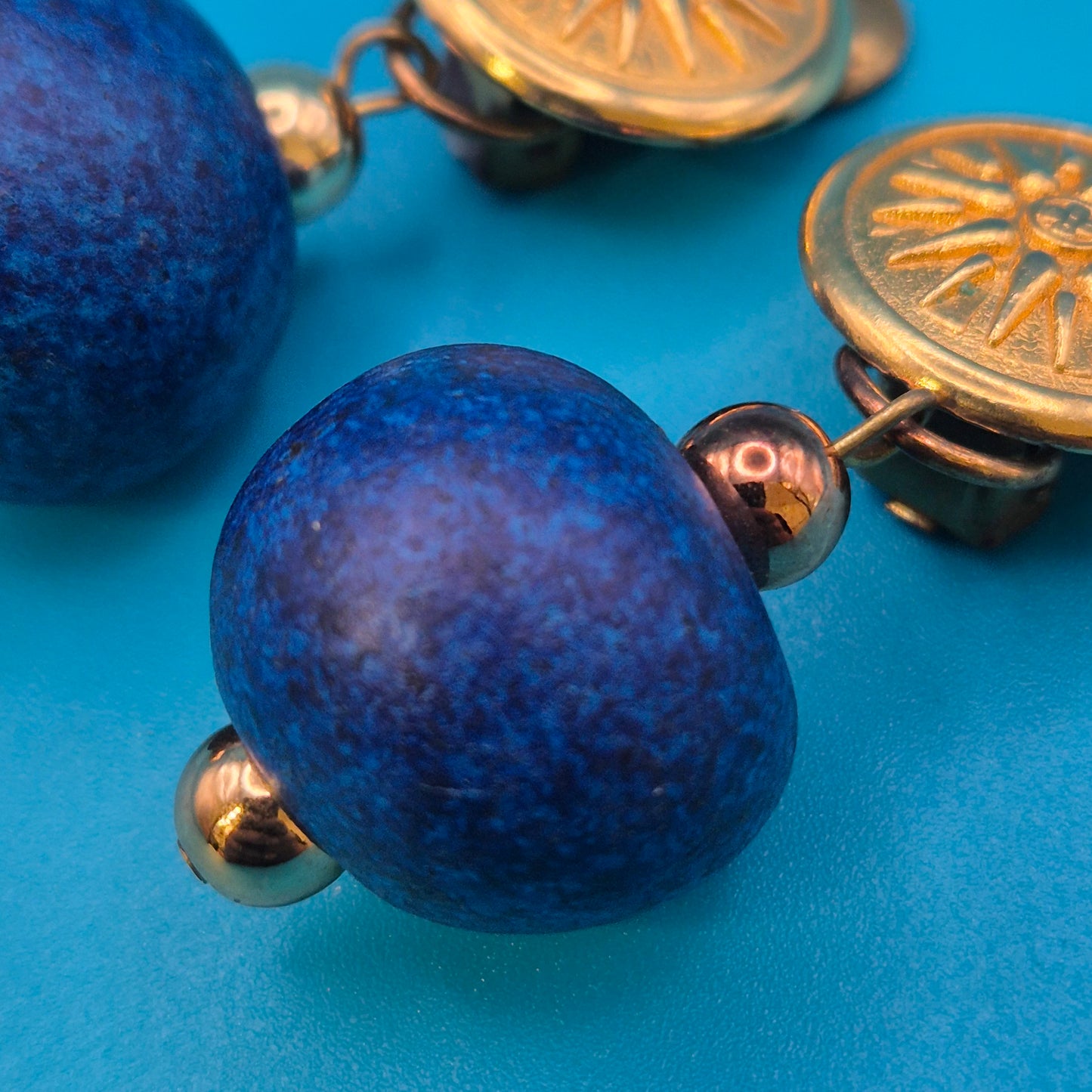 Vintage Ohrclips mit goldfarbenem Sonnen-Motiv und blauen Perlen