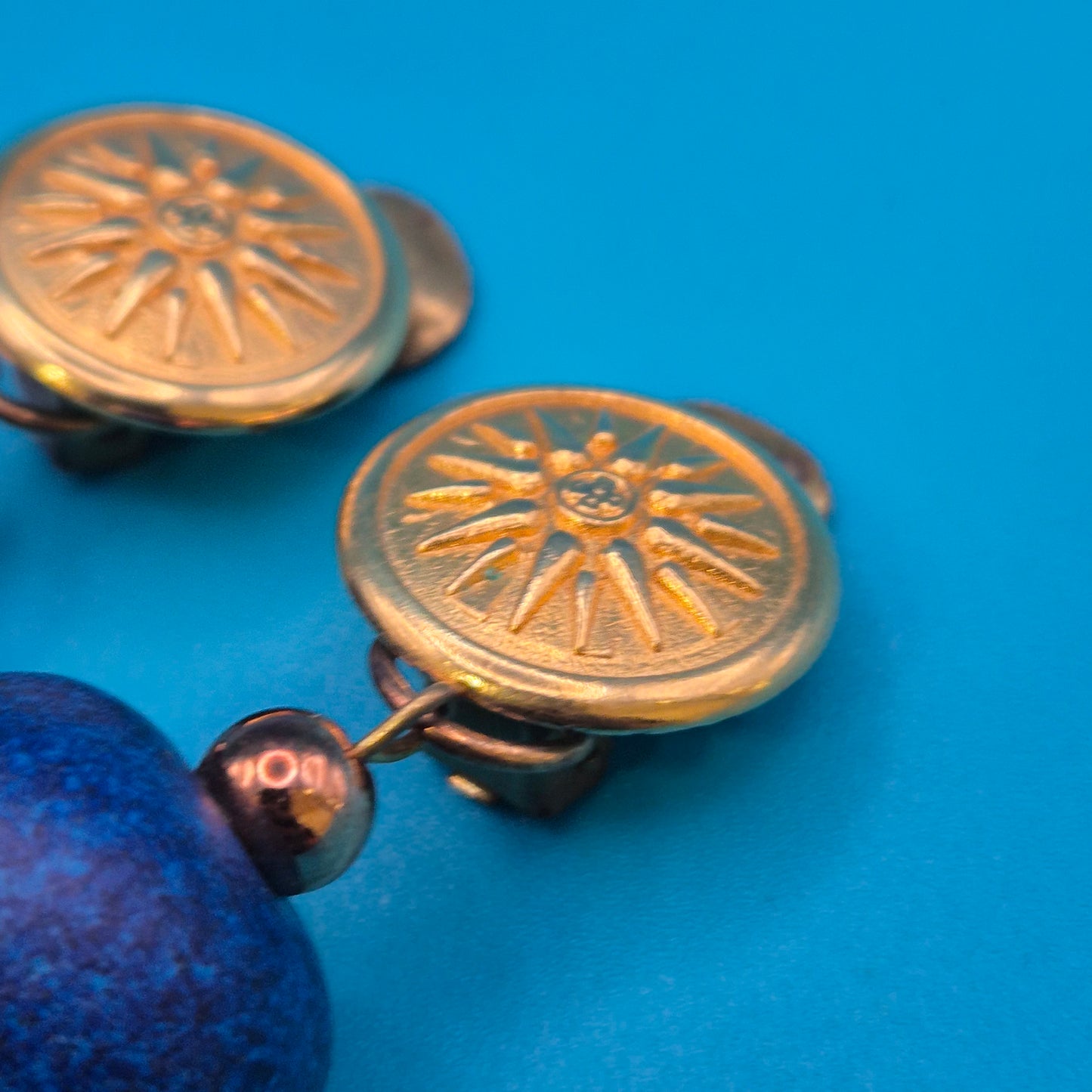 Vintage Ohrclips mit goldfarbenem Sonnen-Motiv und blauen Perlen