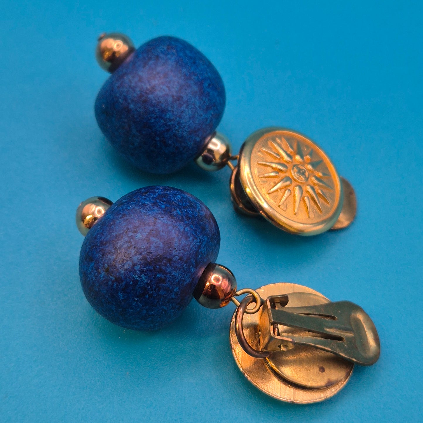 Vintage Ohrclips mit goldfarbenem Sonnen-Motiv und blauen Perlen