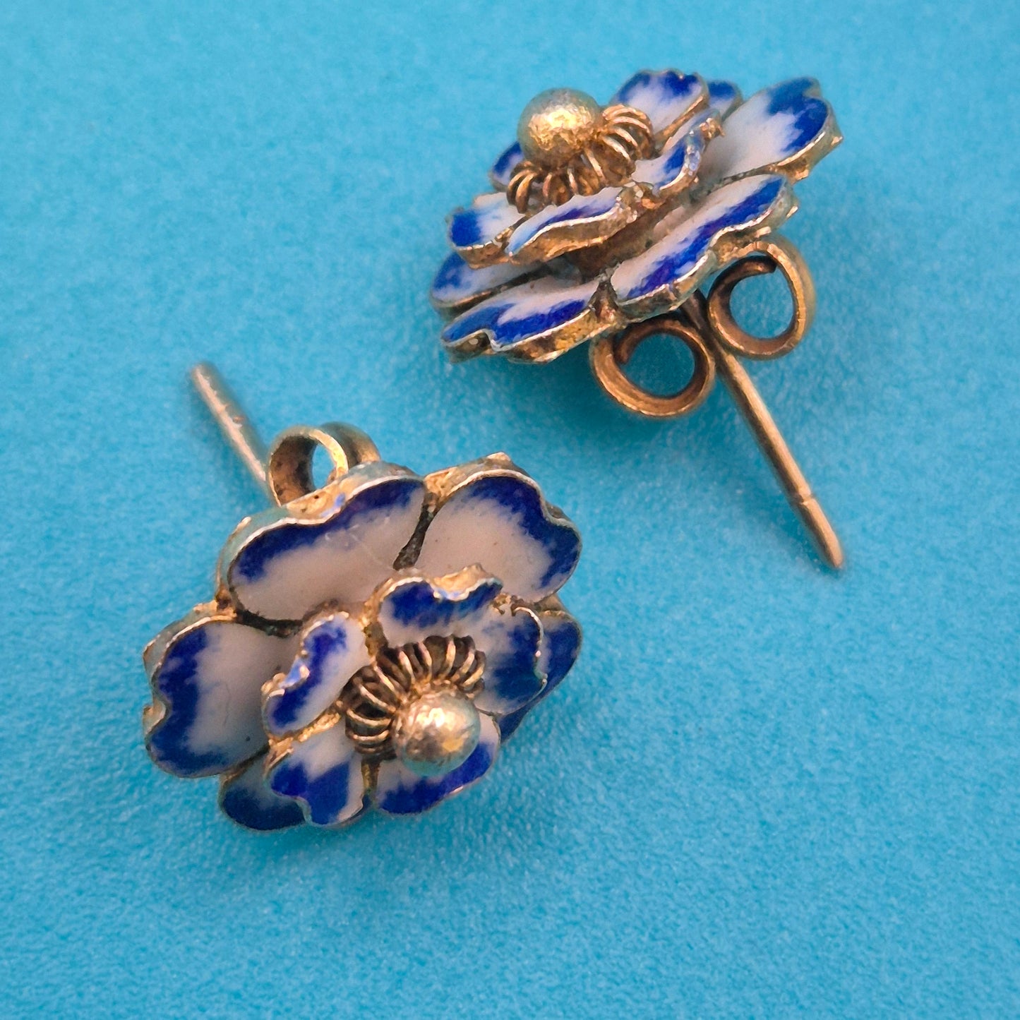 Vintage Emaille Blumen-Ohrstecker in Blau-Weiß Goldfarben