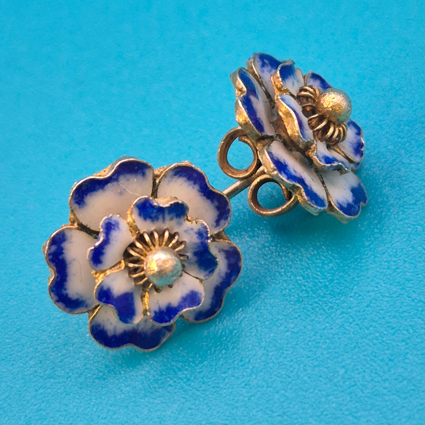 Vintage Emaille Blumen-Ohrstecker in Blau-Weiß Goldfarben