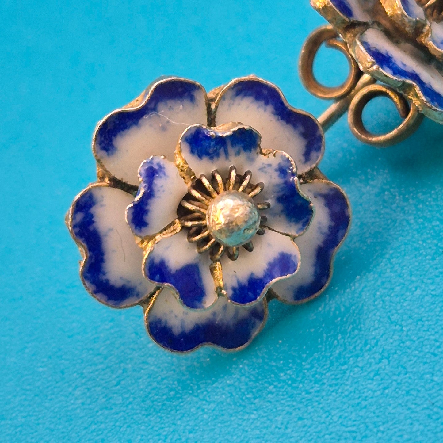 Vintage Emaille Blumen-Ohrstecker in Blau-Weiß Goldfarben