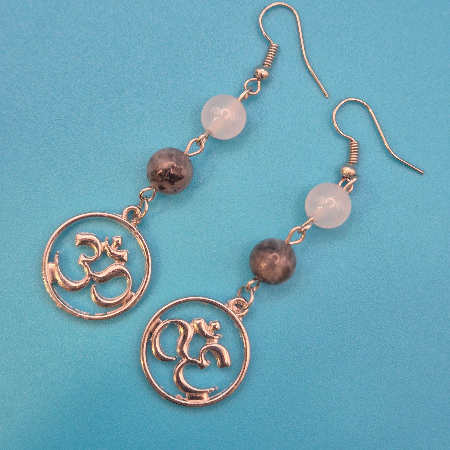 Vintage Om-Symbol Ohrhänger mit Mondstein und Labradorit-Perlen