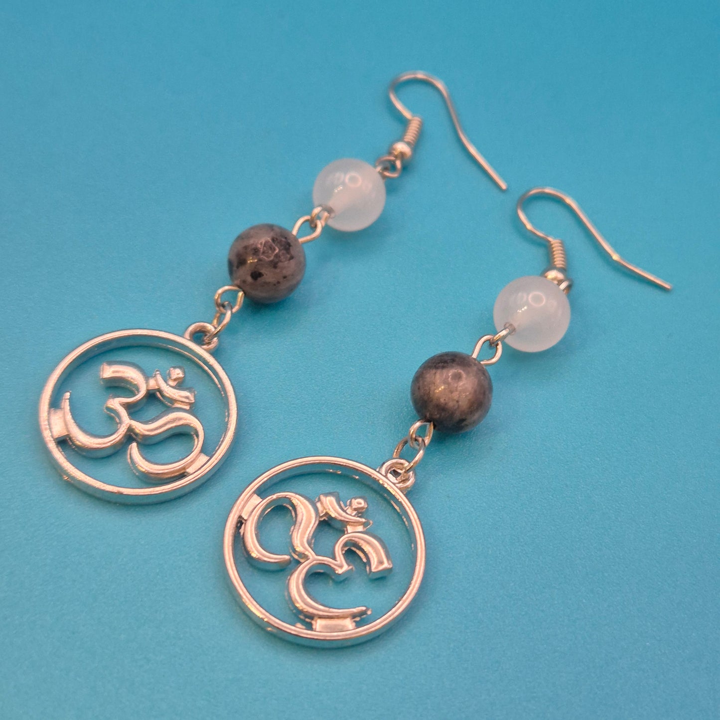 Vintage Om-Symbol Ohrhänger mit Mondstein und Labradorit-Perlen