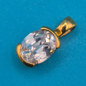 Klassischer Gold-Anhänger mit facettiertem weißem Kristall-Stein