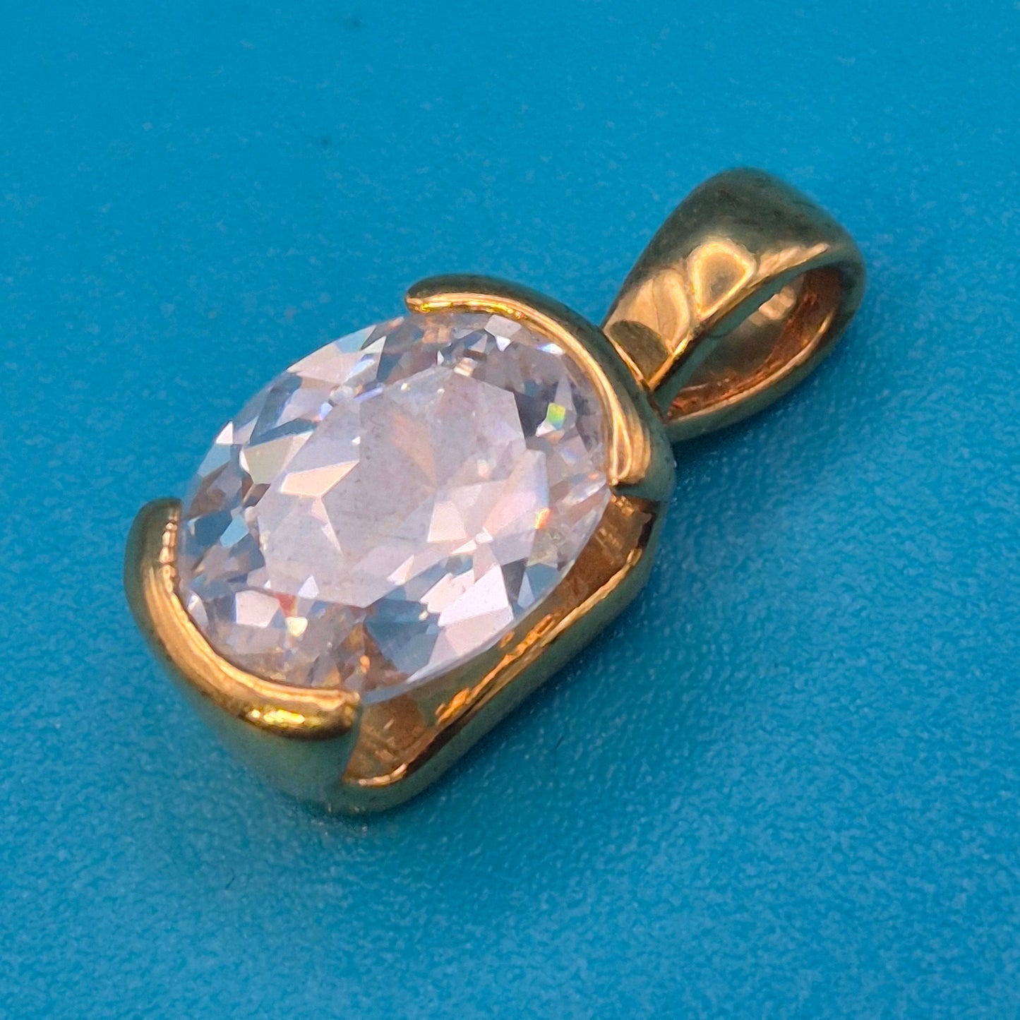 Klassischer Gold-Anhänger mit facettiertem weißem Kristall-Stein