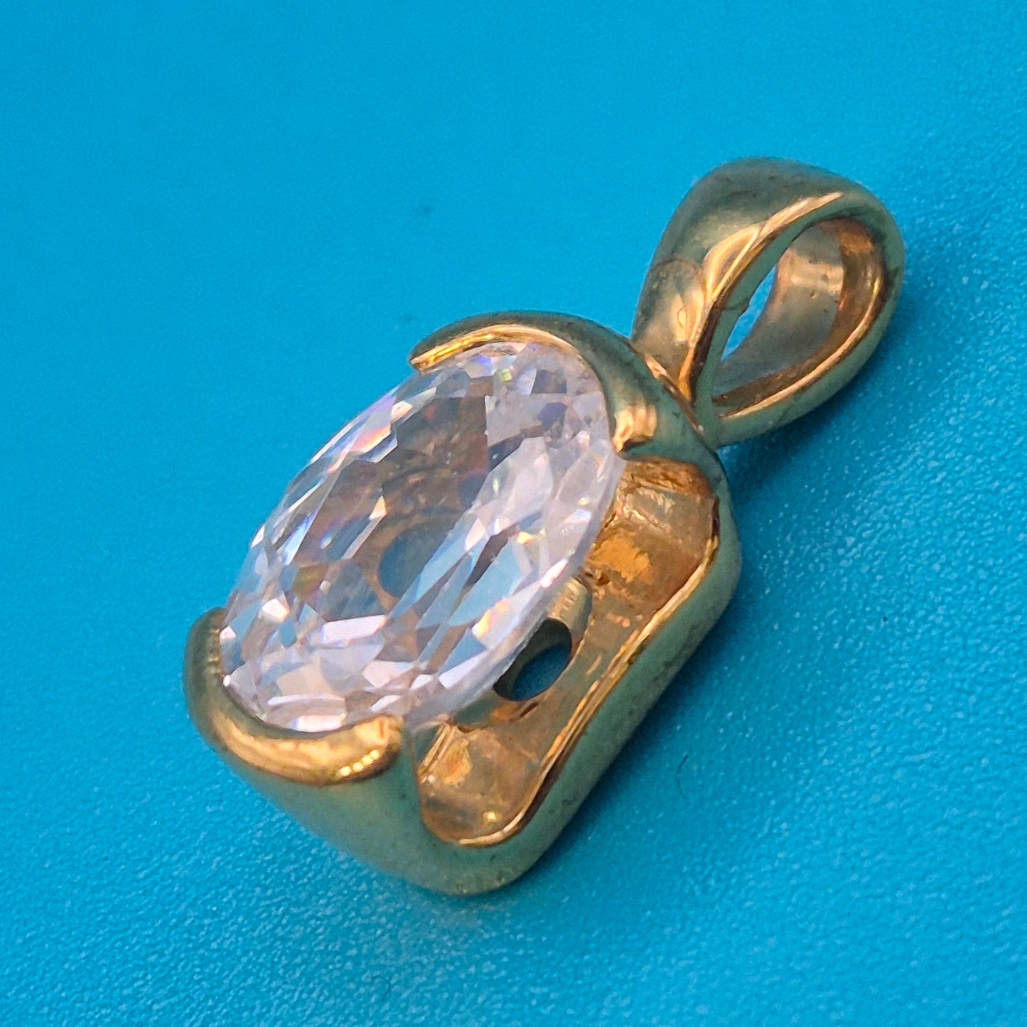 Klassischer Gold-Anhänger mit facettiertem weißem Kristall-Stein