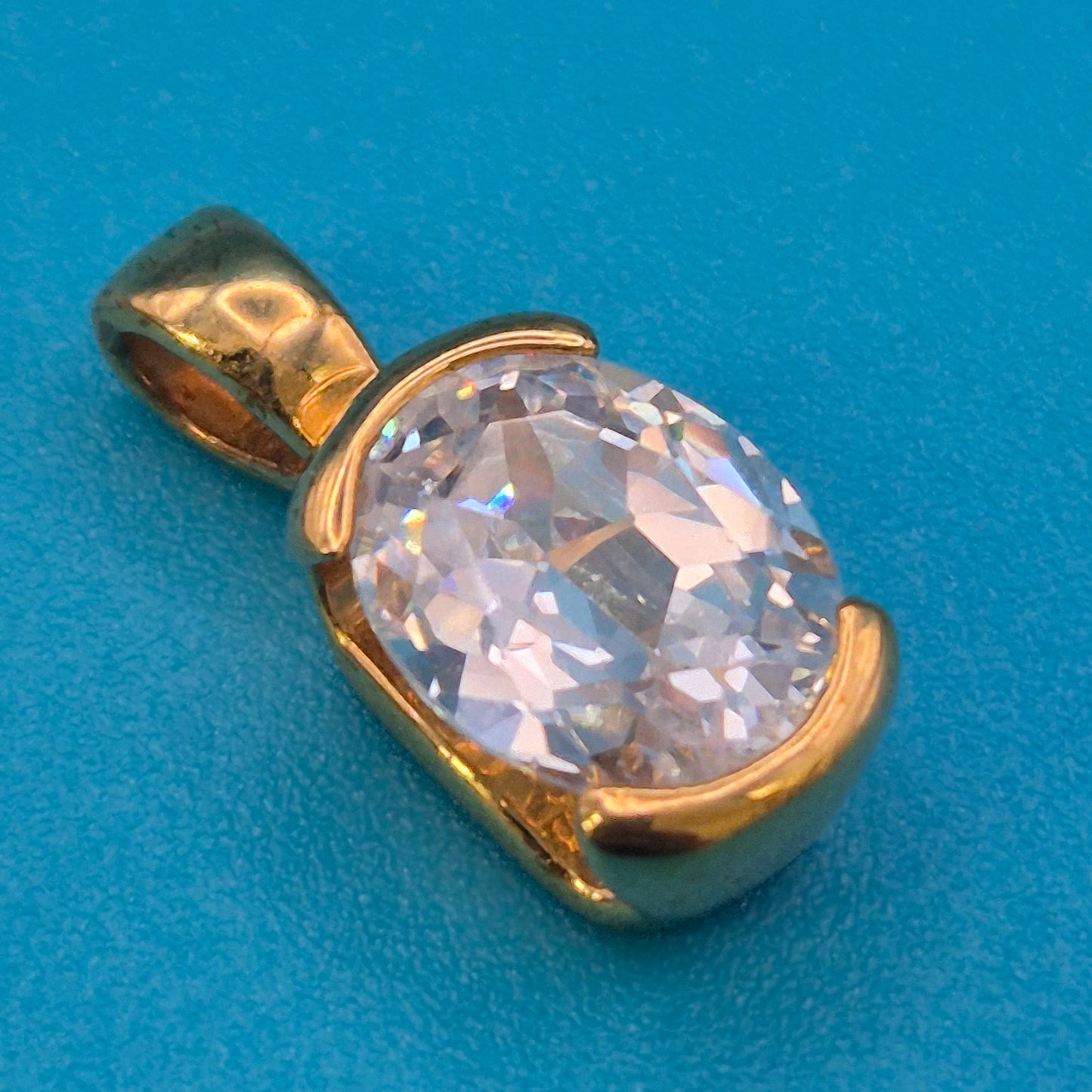 Klassischer Gold-Anhänger mit facettiertem weißem Kristall-Stein