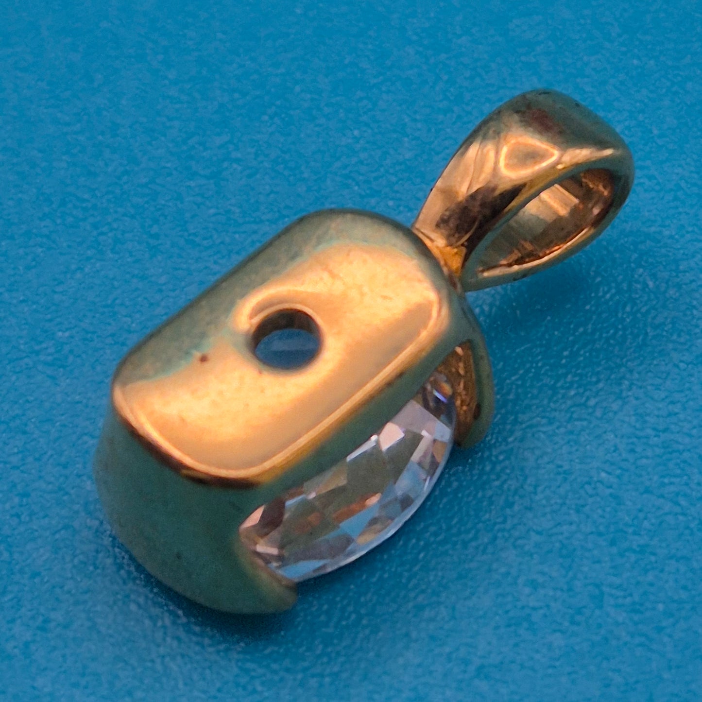 Klassischer Gold-Anhänger mit facettiertem weißem Kristall-Stein