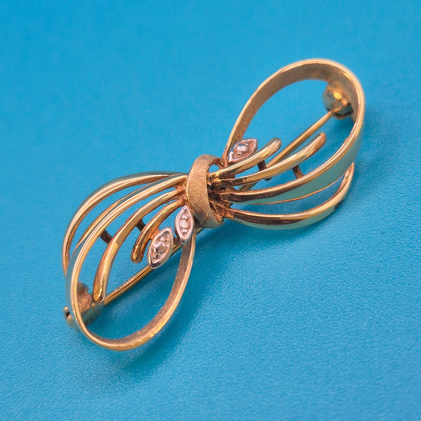 Elegante Vintage-Brosche in Schleifenform mit Zirkonia-Akzenten