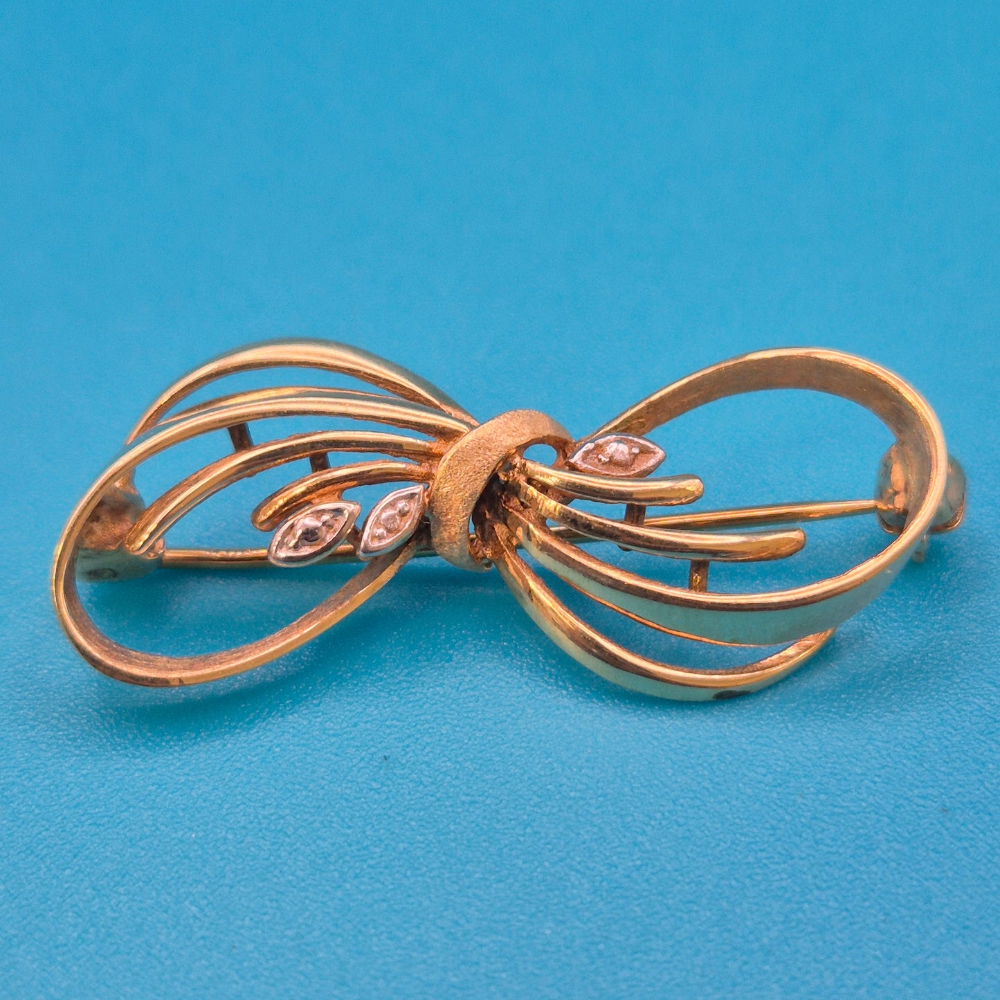 Elegante Vintage-Brosche in Schleifenform mit Zirkonia-Akzenten