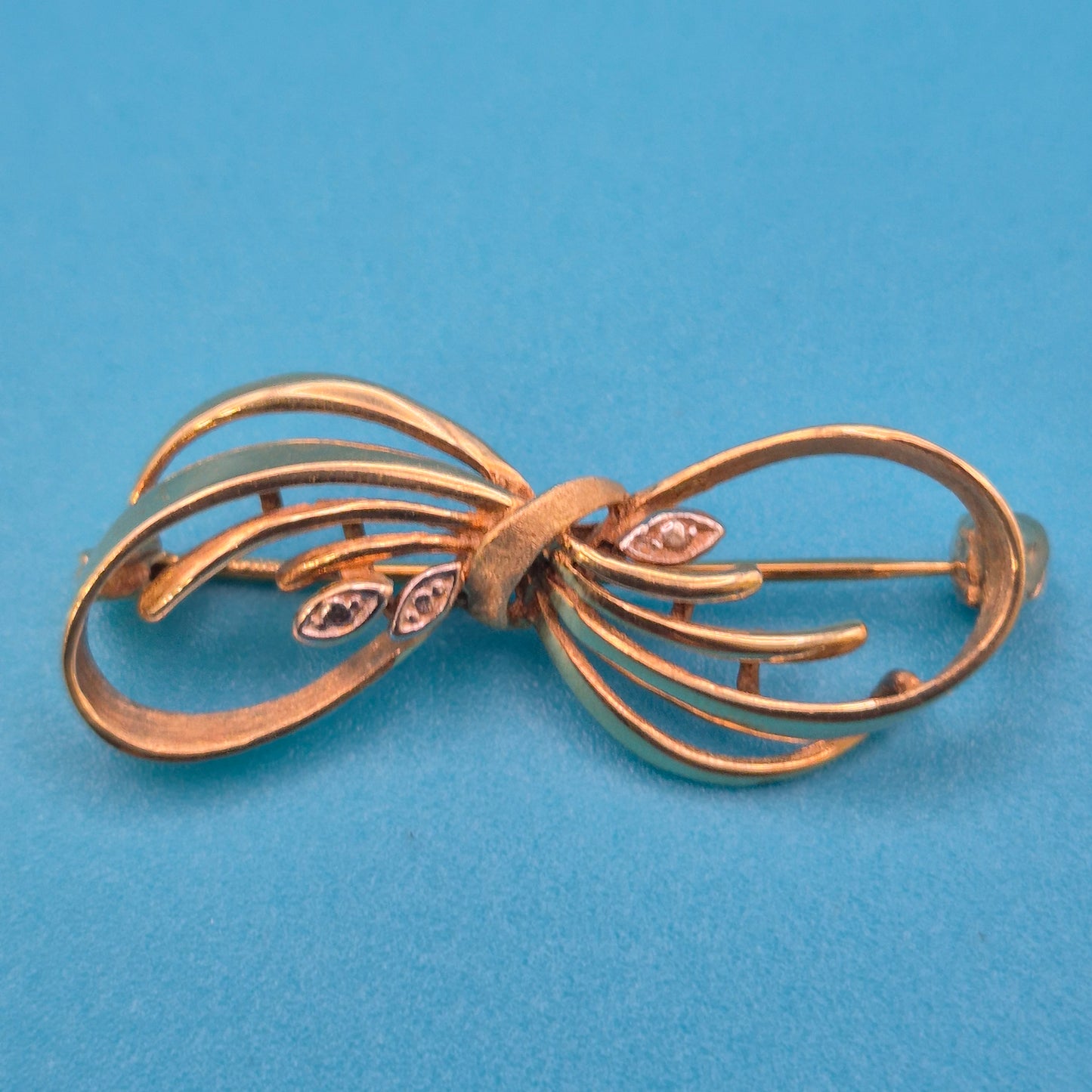 Elegante Vintage-Brosche in Schleifenform mit Zirkonia-Akzenten