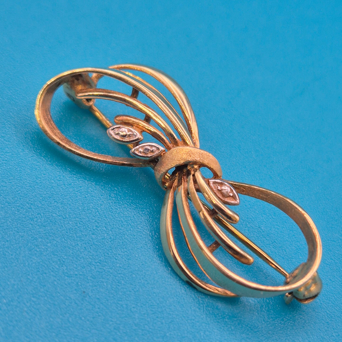 Elegante Vintage-Brosche in Schleifenform mit Zirkonia-Akzenten
