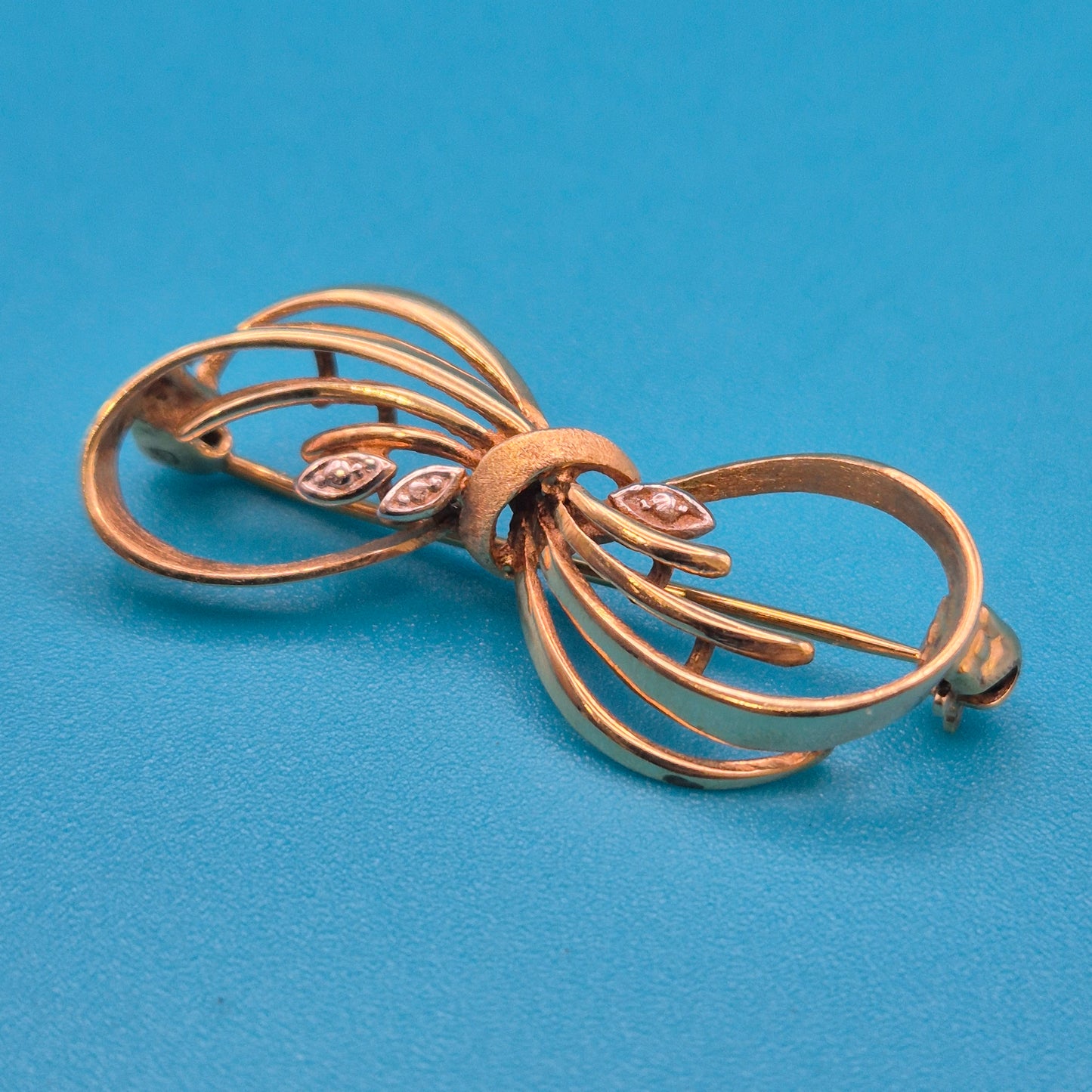 Elegante Vintage-Brosche in Schleifenform mit Zirkonia-Akzenten