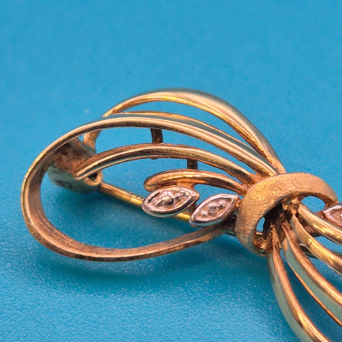 Elegante Vintage-Brosche in Schleifenform mit Zirkonia-Akzenten