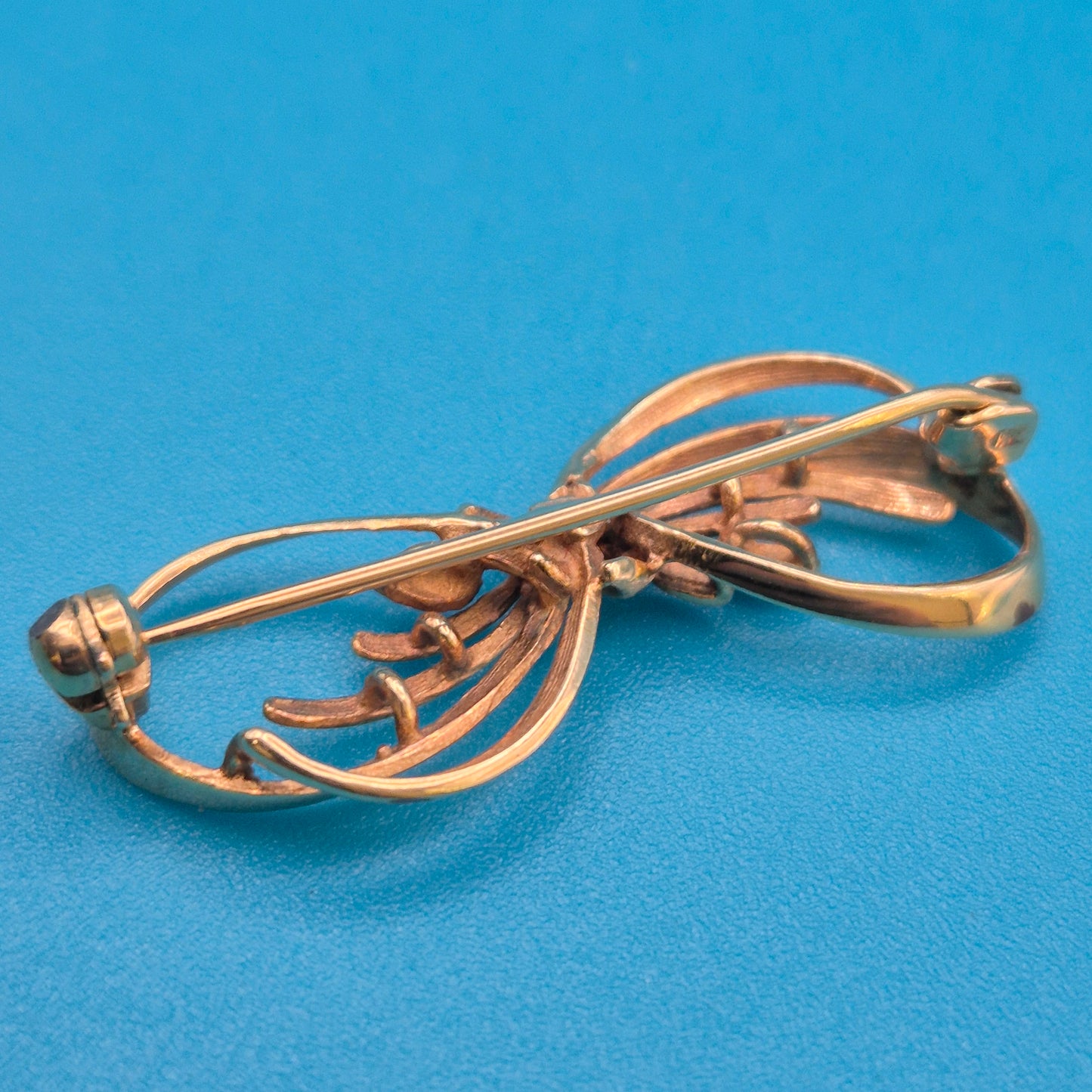 Elegante Vintage-Brosche in Schleifenform mit Zirkonia-Akzenten