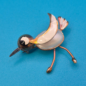 Vintage Vogel-Brosche in Goldoptik mit Emaille-Akzenten und Perlmutt-Optik