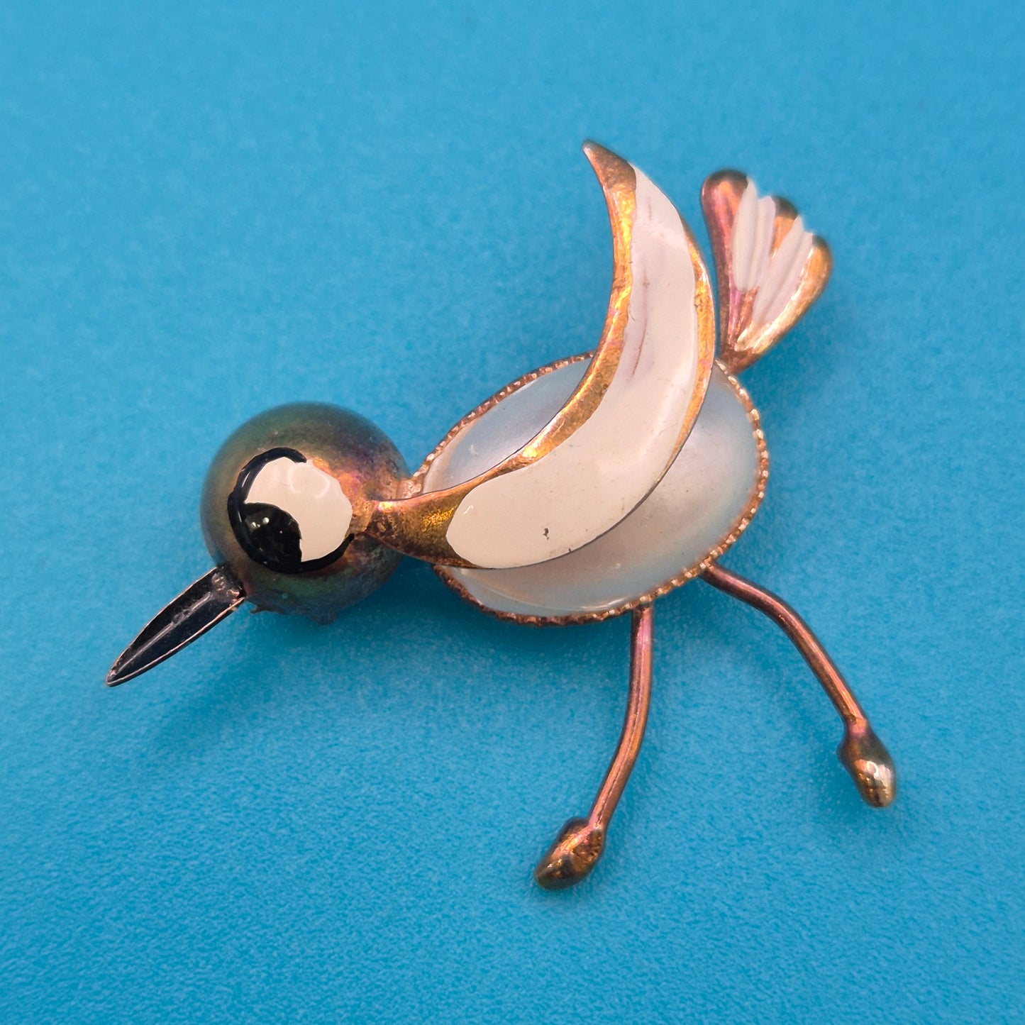 Vintage Vogel-Brosche in Goldoptik mit Emaille-Akzenten und Perlmutt-Optik