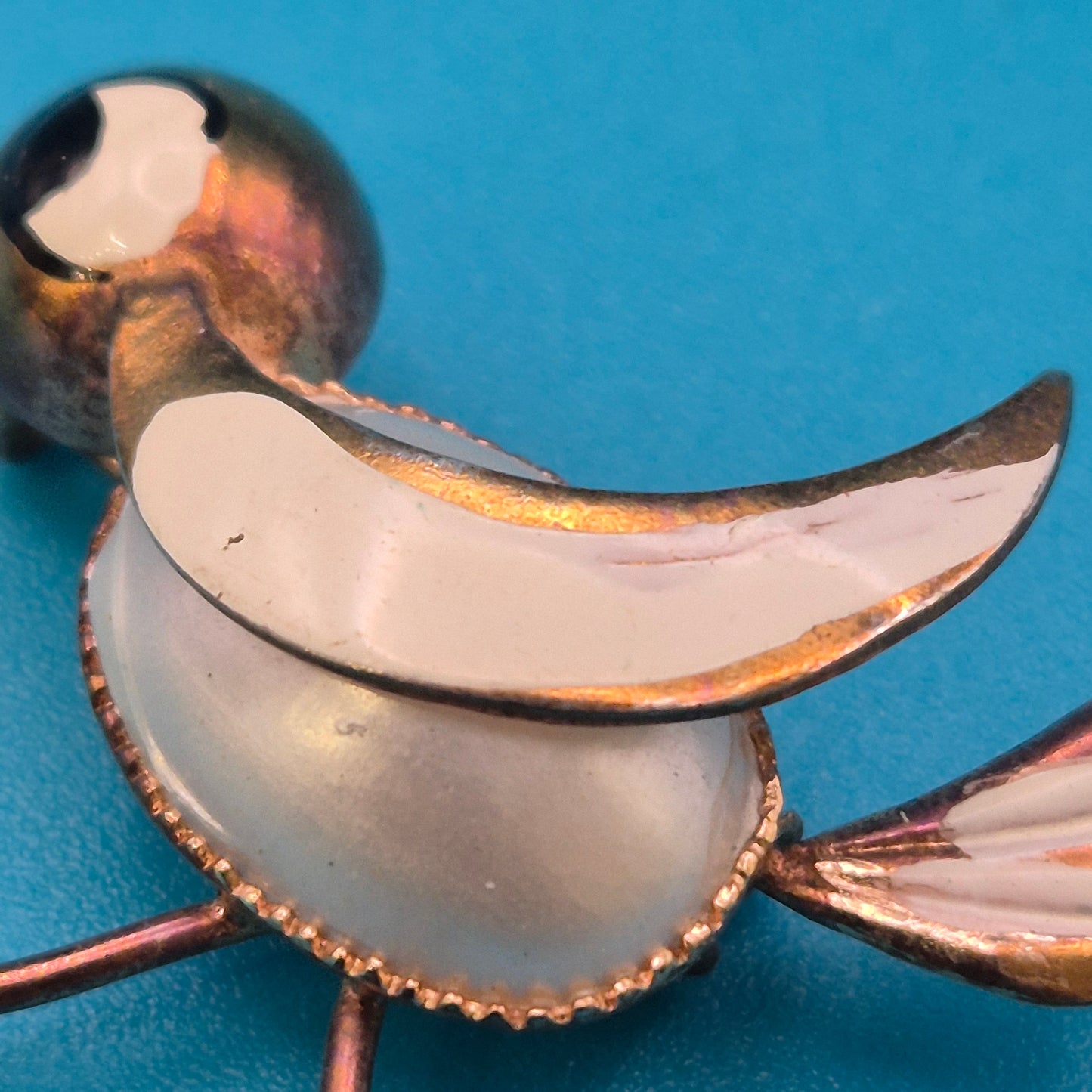 Vintage Vogel-Brosche in Goldoptik mit Emaille-Akzenten und Perlmutt-Optik