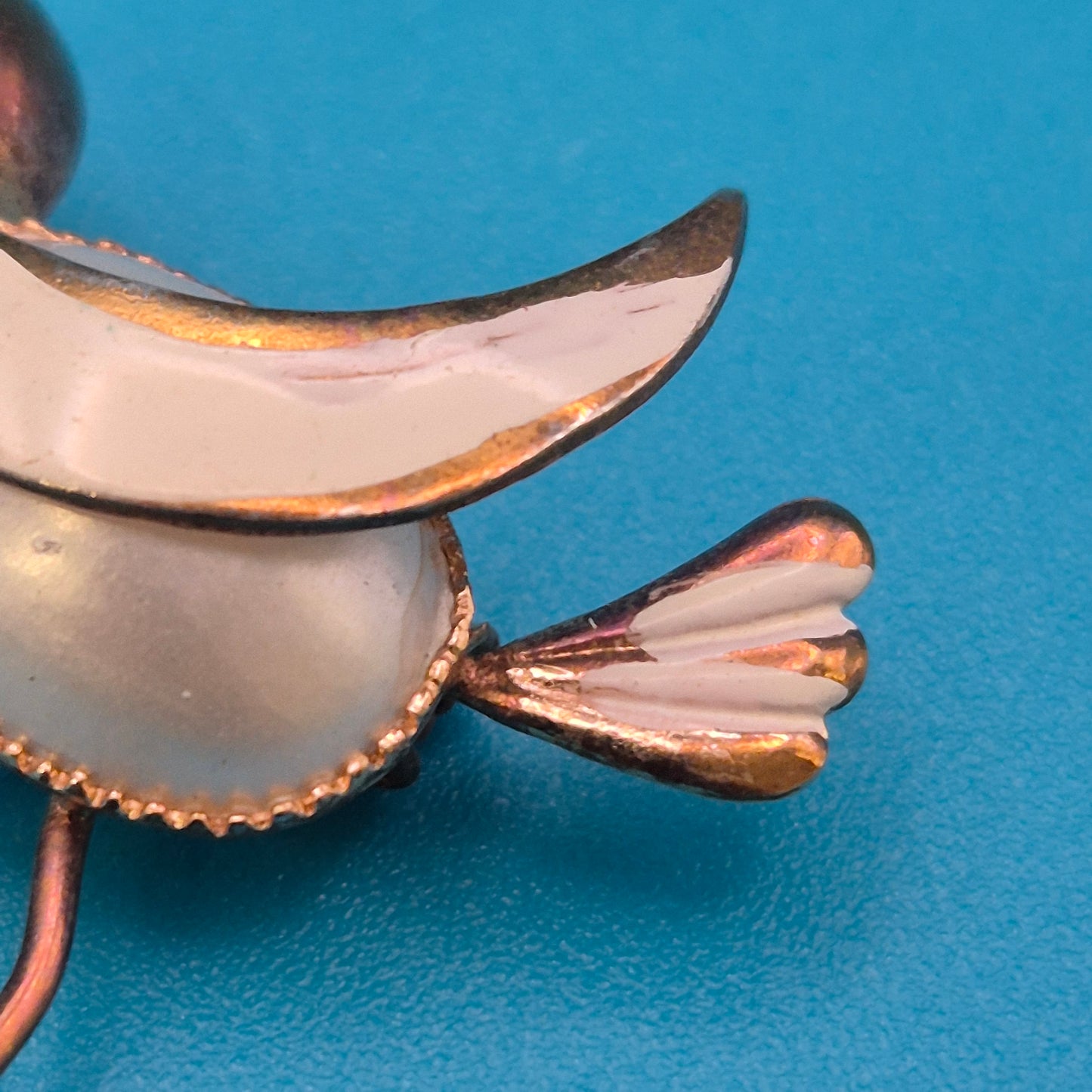 Vintage Vogel-Brosche in Goldoptik mit Emaille-Akzenten und Perlmutt-Optik