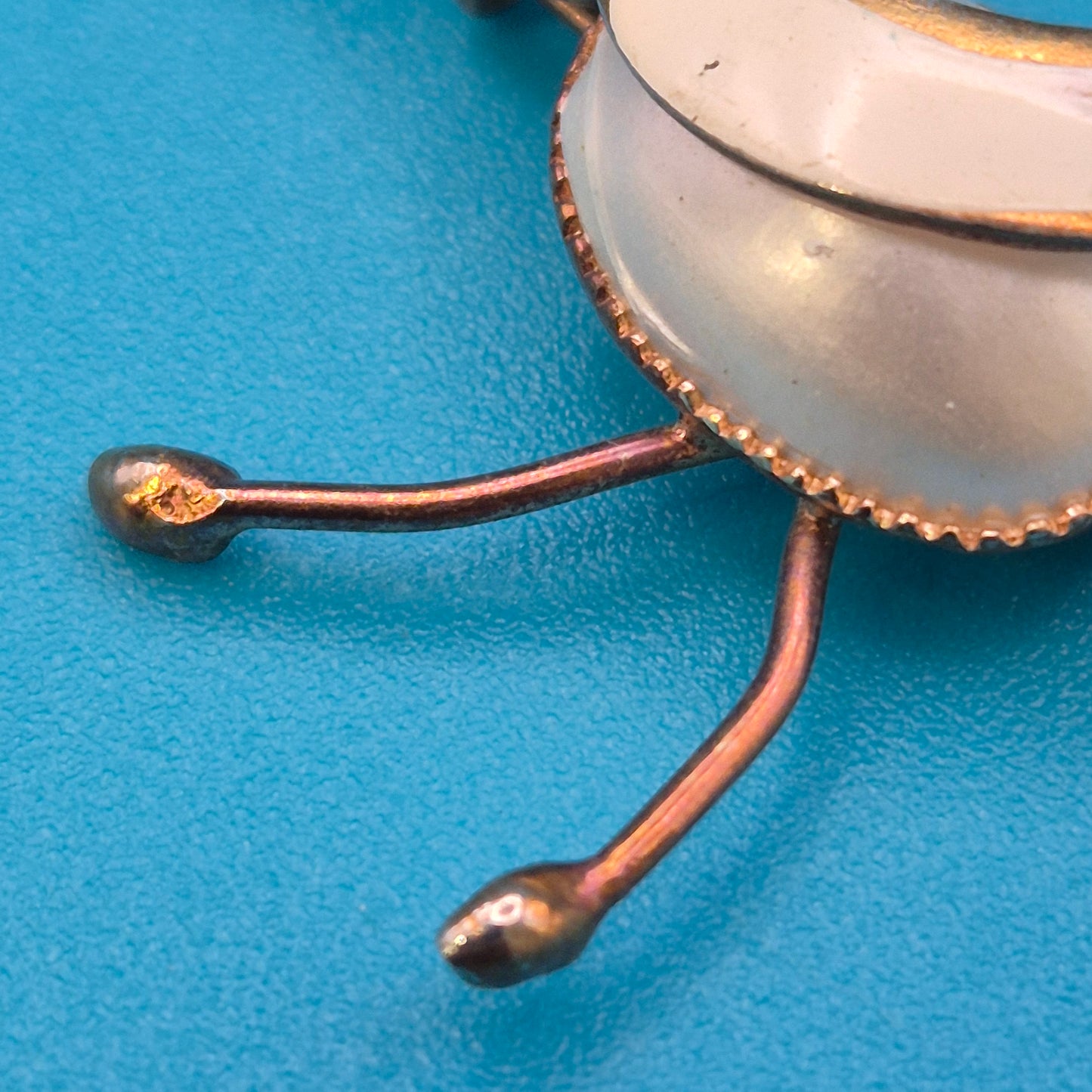 Vintage Vogel-Brosche in Goldoptik mit Emaille-Akzenten und Perlmutt-Optik
