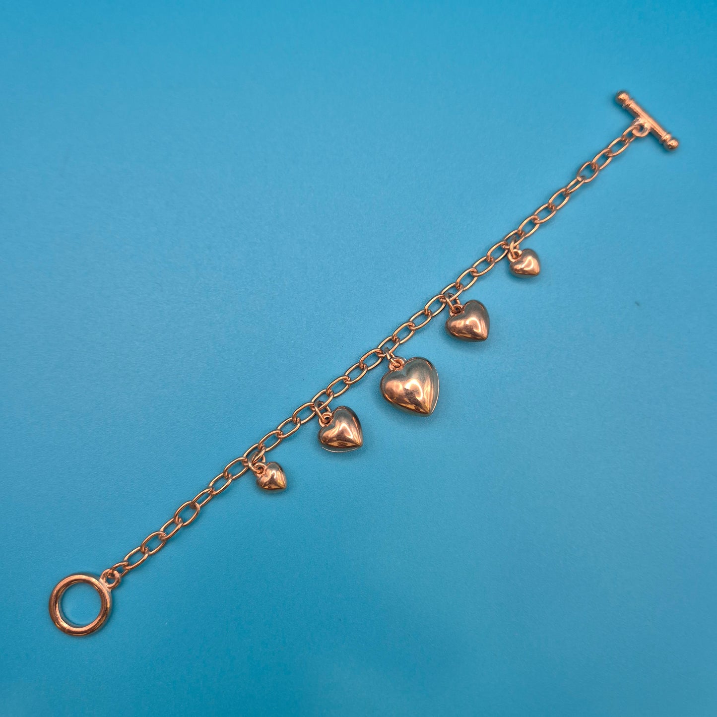 Vintage Roségoldfarbenes Bettelarmband mit Herz-Anhängern