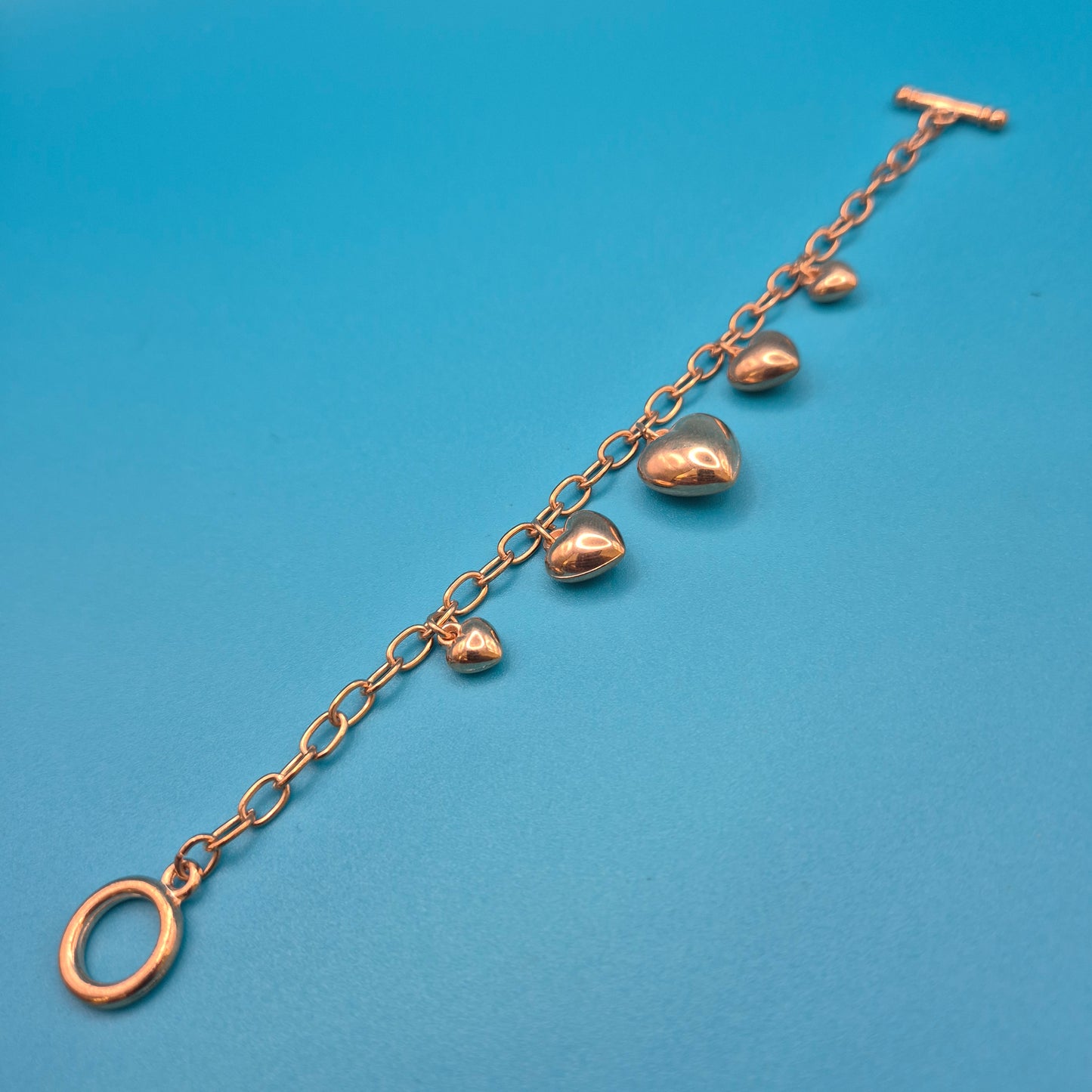 Vintage Roségoldfarbenes Bettelarmband mit Herz-Anhängern