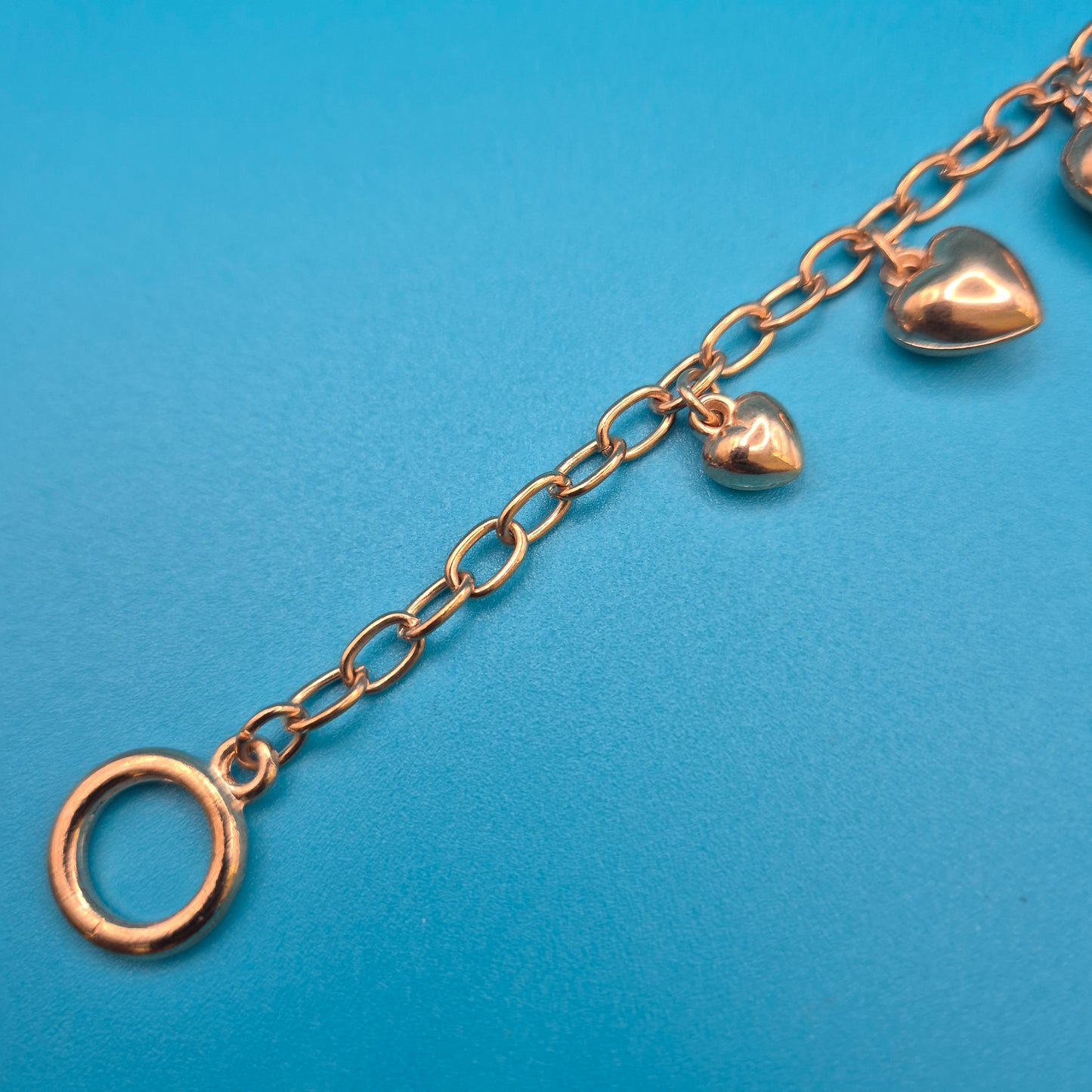 Vintage Roségoldfarbenes Bettelarmband mit Herz-Anhängern