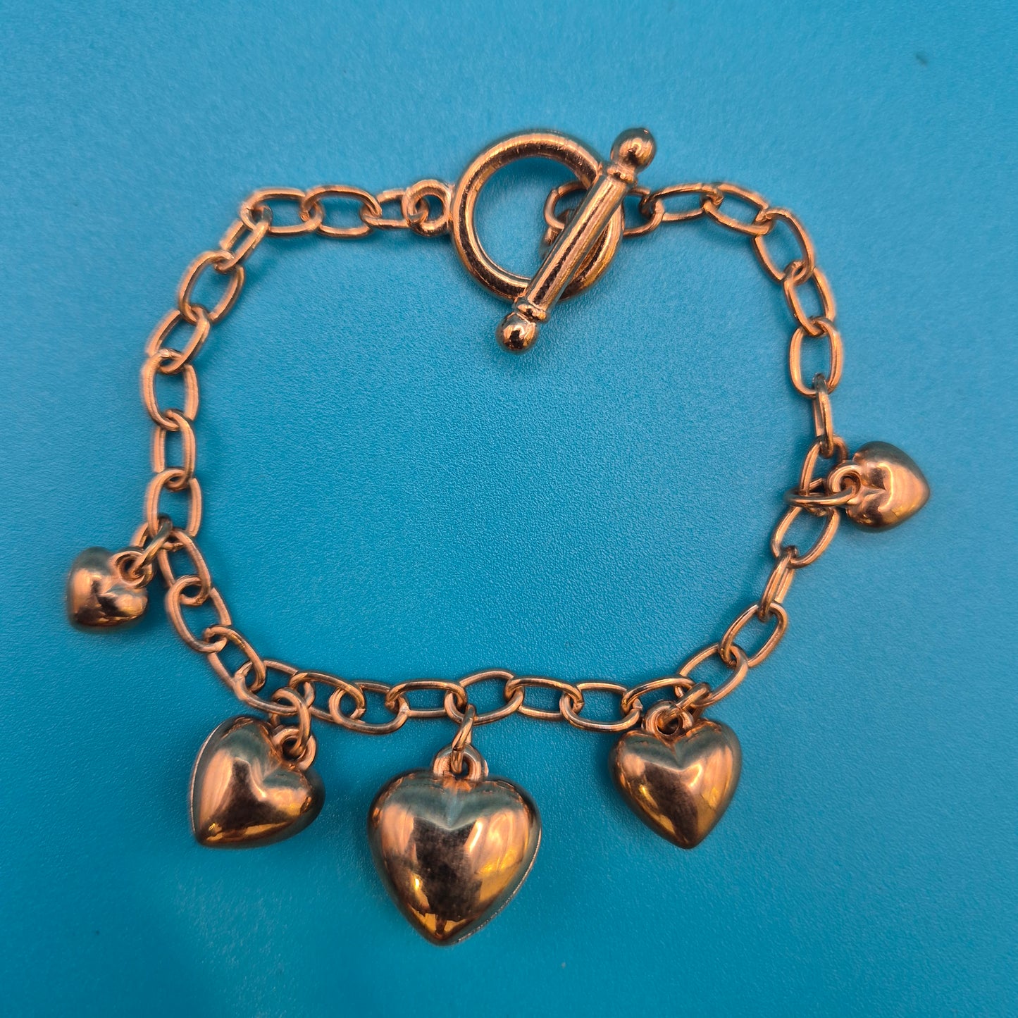 Vintage Roségoldfarbenes Bettelarmband mit Herz-Anhängern