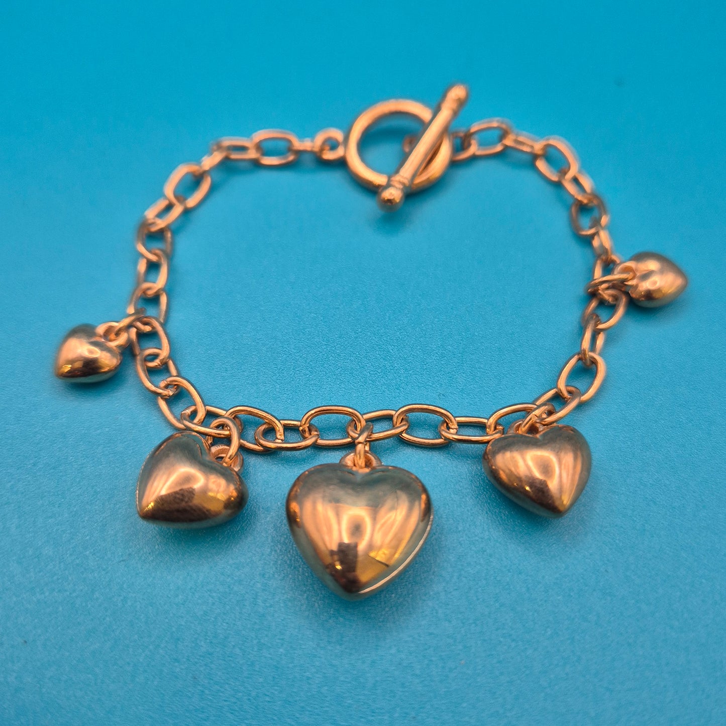 Vintage Roségoldfarbenes Bettelarmband mit Herz-Anhängern
