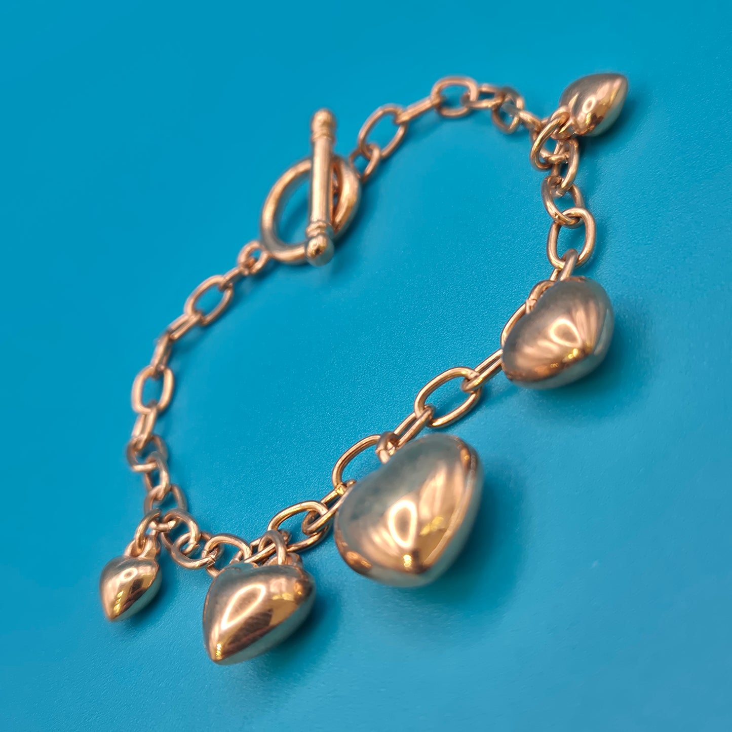 Vintage Roségoldfarbenes Bettelarmband mit Herz-Anhängern