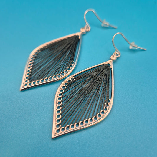Vintage Ohrhänger Blatt-Design mit schwarzer Fadenkunst & Strass-Akzent