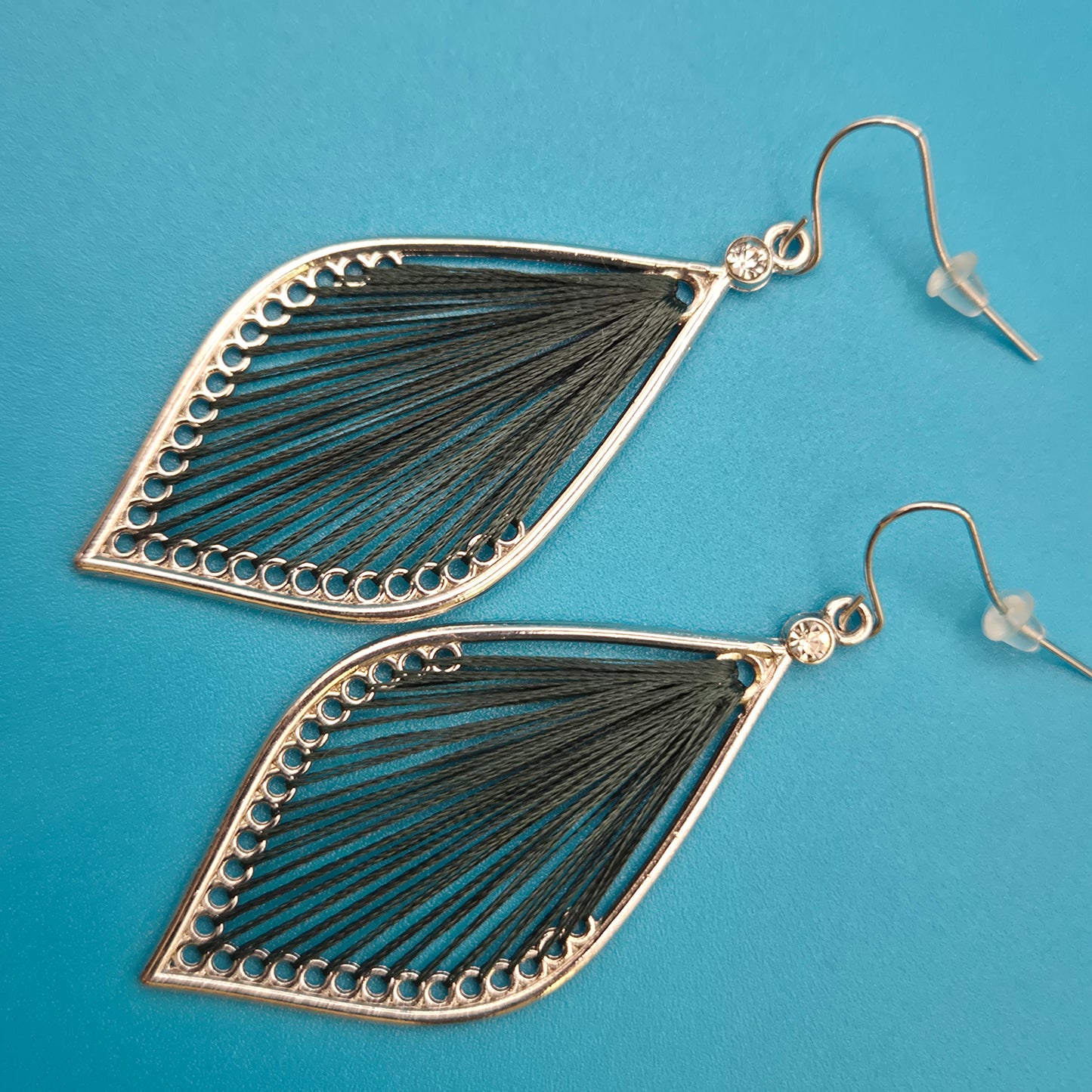 Vintage Ohrhänger Blatt-Design mit schwarzer Fadenkunst & Strass-Akzent