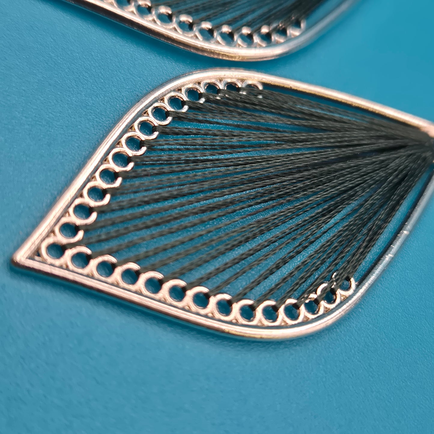 Vintage Ohrhänger Blatt-Design mit schwarzer Fadenkunst & Strass-Akzent