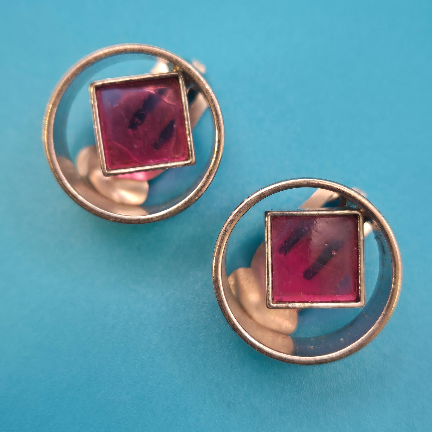 Vintage Ohrclips Geometric Modernismus Silber mit Violett-Schimmer