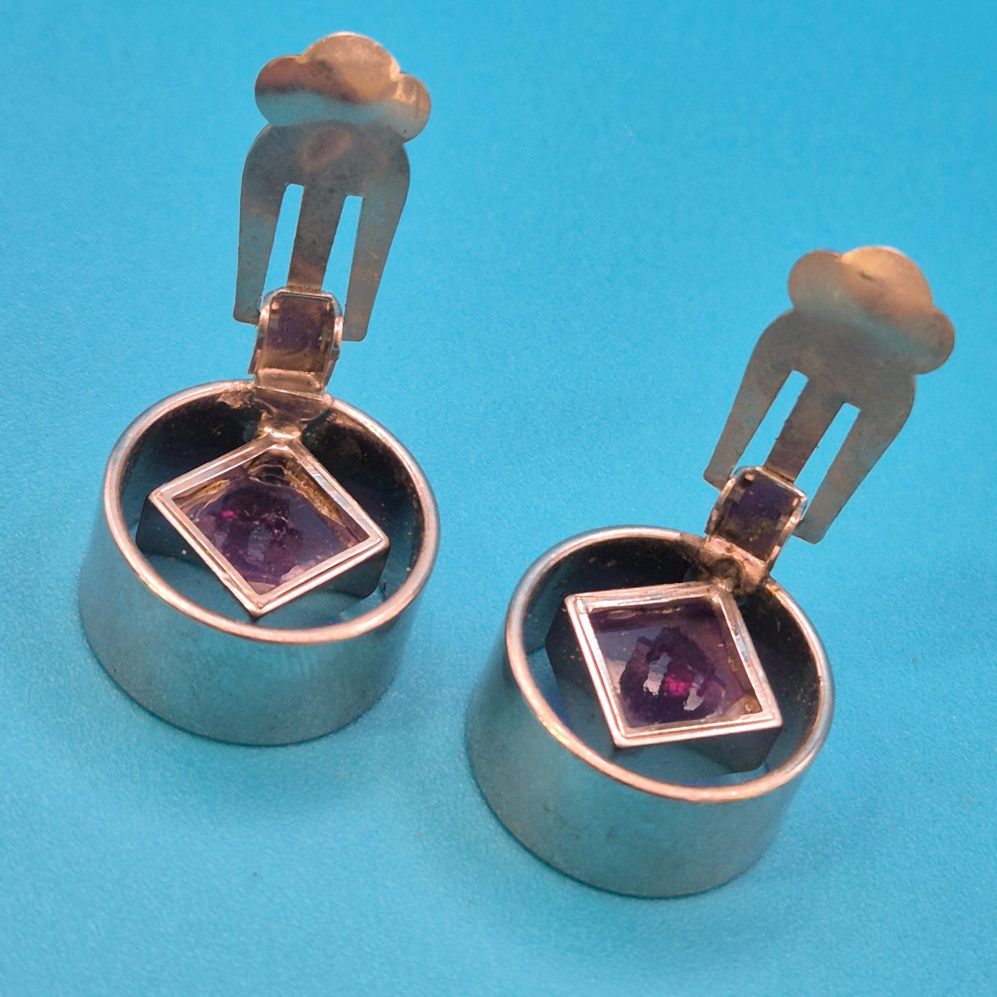 Vintage Ohrclips Geometric Modernismus Silber mit Violett-Schimmer