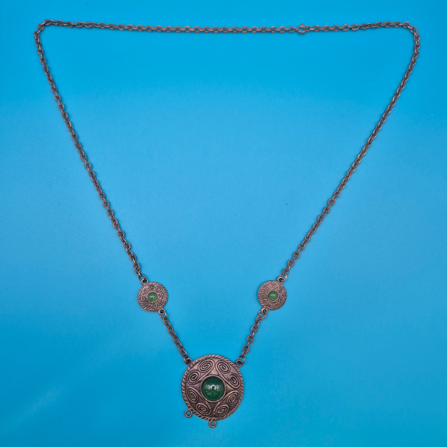 Vintage Statement-Halskette im keltischen Stil mit grünen Schmucksteinen