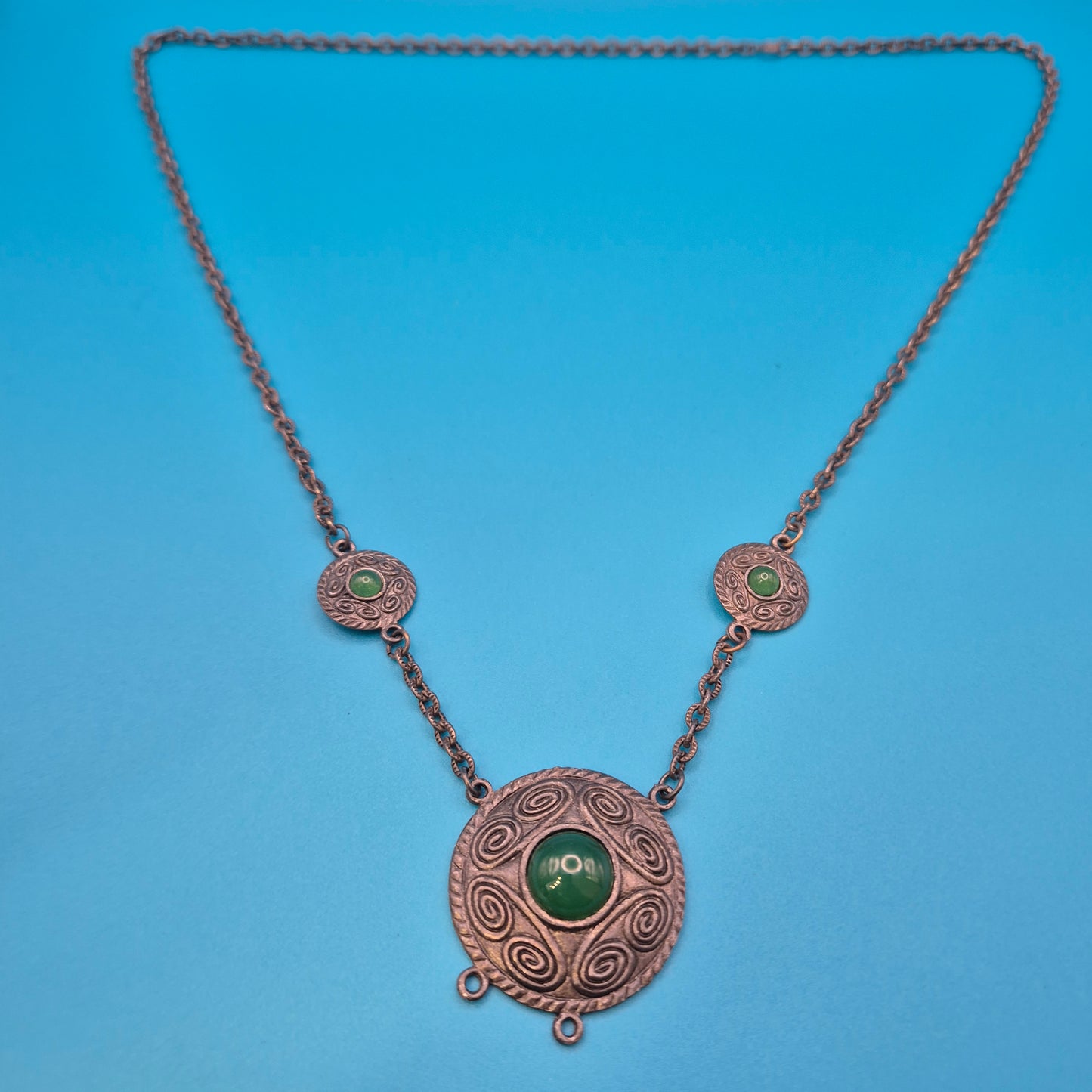 Vintage Statement-Halskette im keltischen Stil mit grünen Schmucksteinen