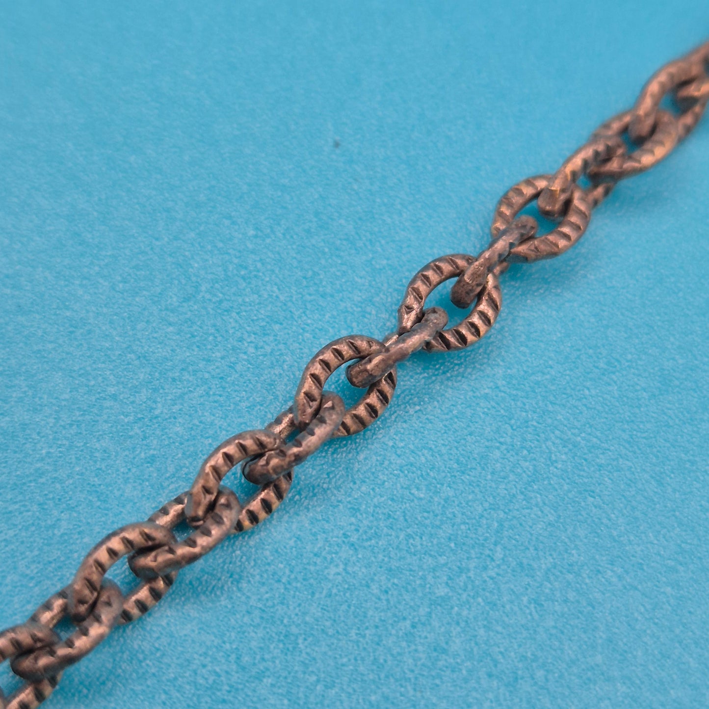 Vintage Statement-Halskette im keltischen Stil mit grünen Schmucksteinen