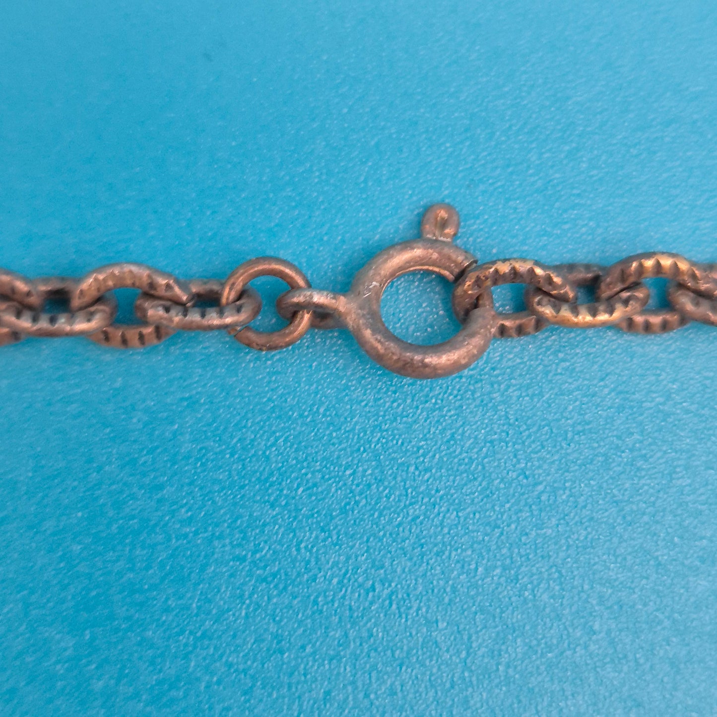 Vintage Statement-Halskette im keltischen Stil mit grünen Schmucksteinen